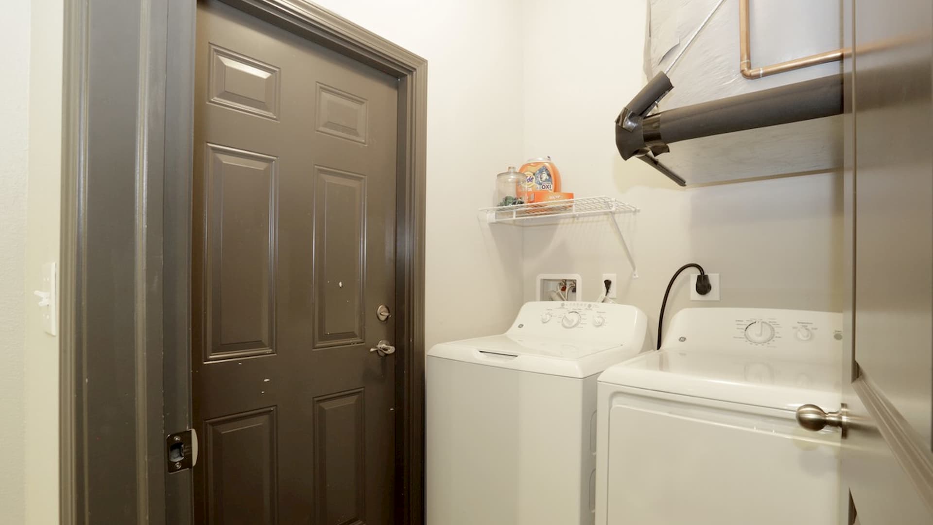 springs-at-south-elgin-south-elgin-il-2br-grand-courtyard---laundry-room