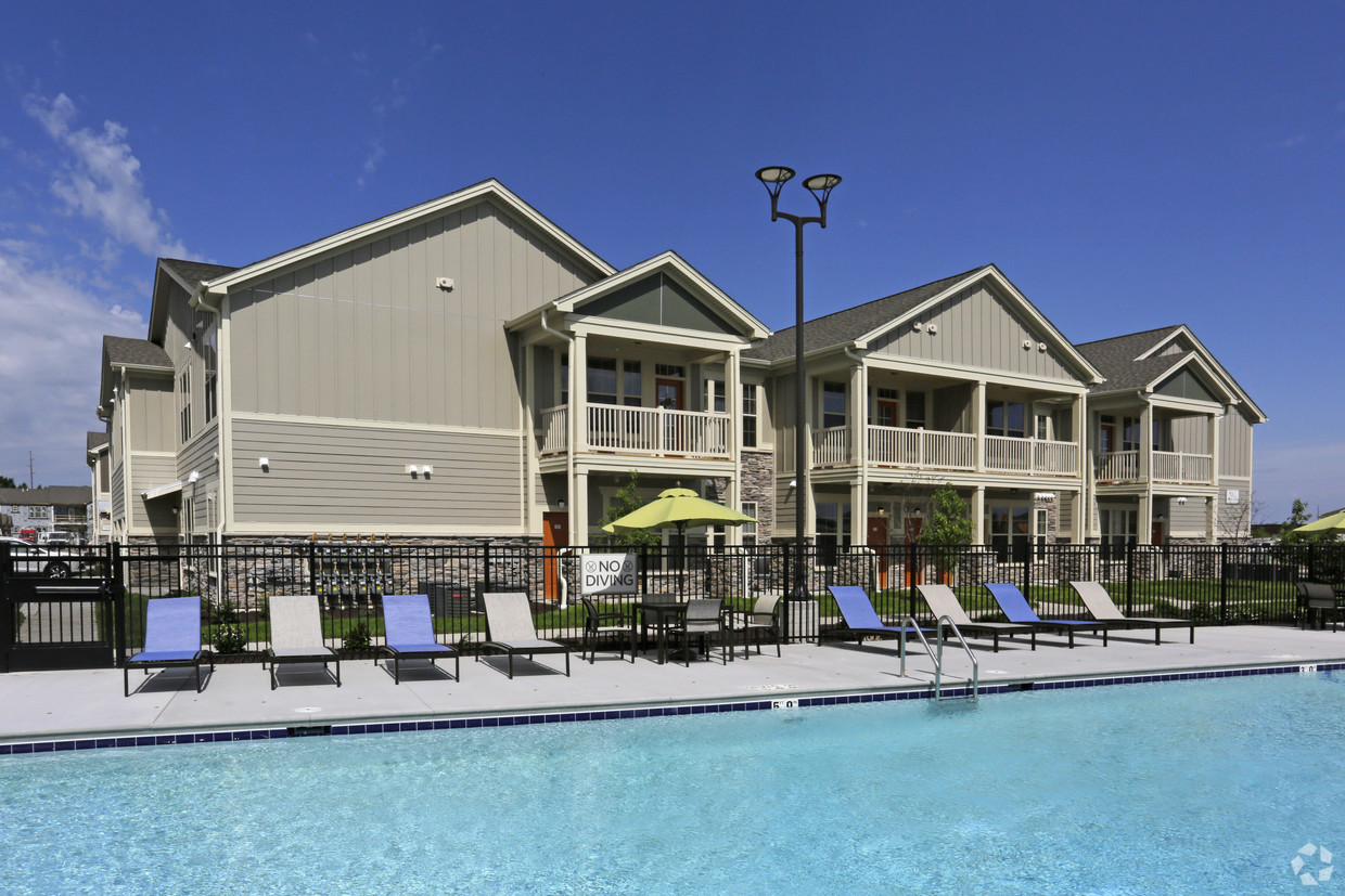 Springs at Cobblestone Lake exterior building - Apple Valley, MN