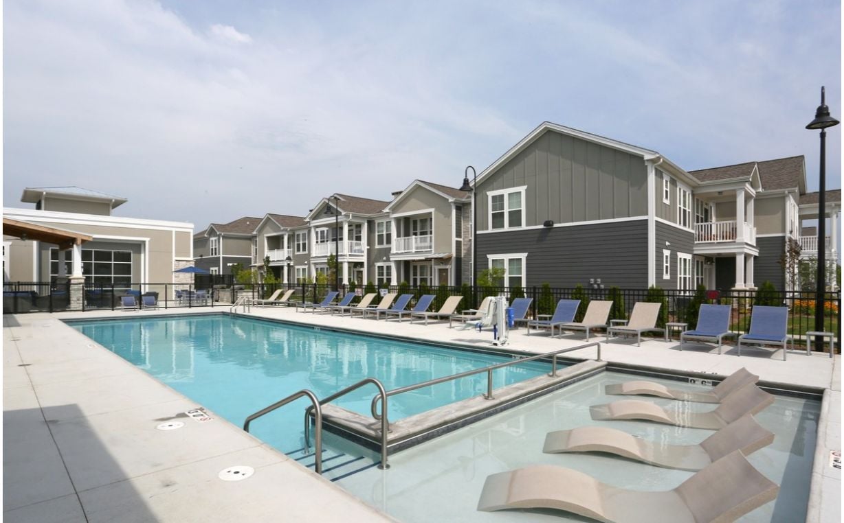 springs-at-orchard-road-apartments-north-aurora-il-pool (2)-1